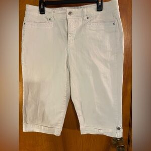 Gloria Vanderbilt White Capris